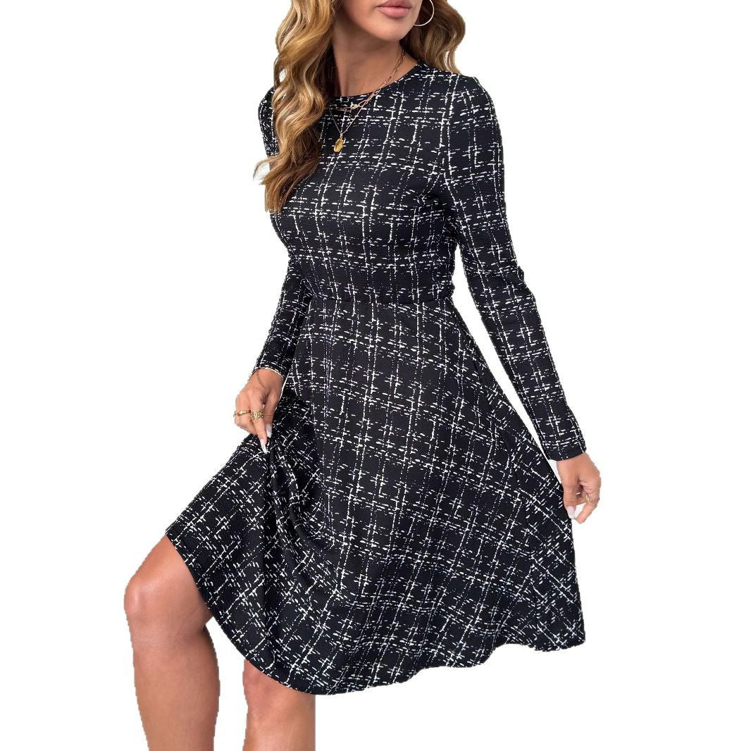 Langärmeliges, tailliertes Kleid im Regenschirmstil