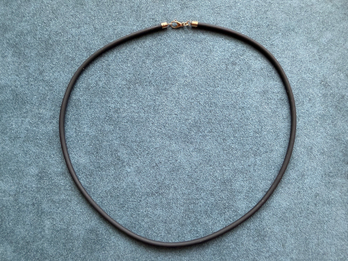 Kautschukkette mit Gelbgoldverschluss Verschluss 14K (585)