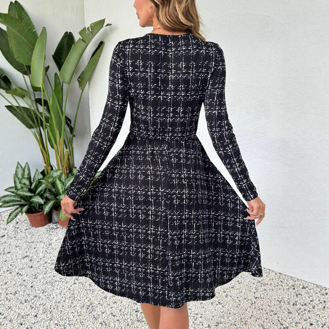 Langärmeliges, tailliertes Kleid im Regenschirmstil