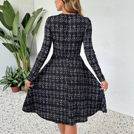 Langärmeliges, tailliertes Kleid im Regenschirmstil