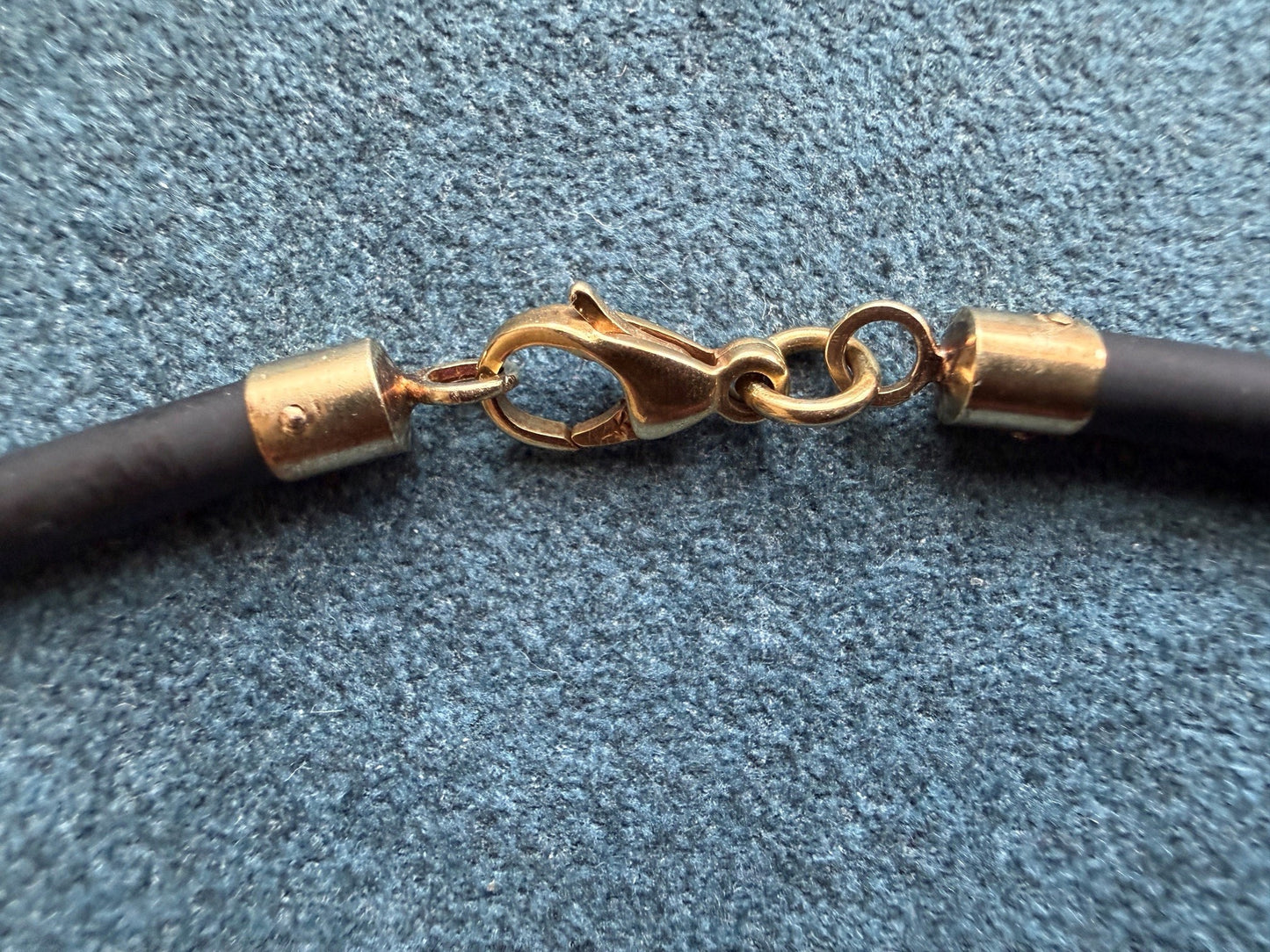 Kautschukkette mit Gelbgoldverschluss Verschluss 14K (585)